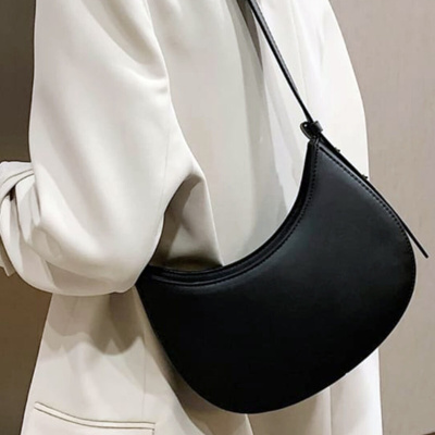 حقيبة بحزام قابل للتعديل مبطنة بسحاب أسود للنساء
