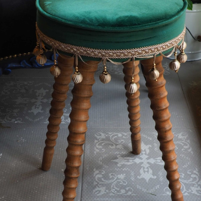 وسادة زينة مصنوعة من قماش مخمل أخضر مع أرجل خشبية