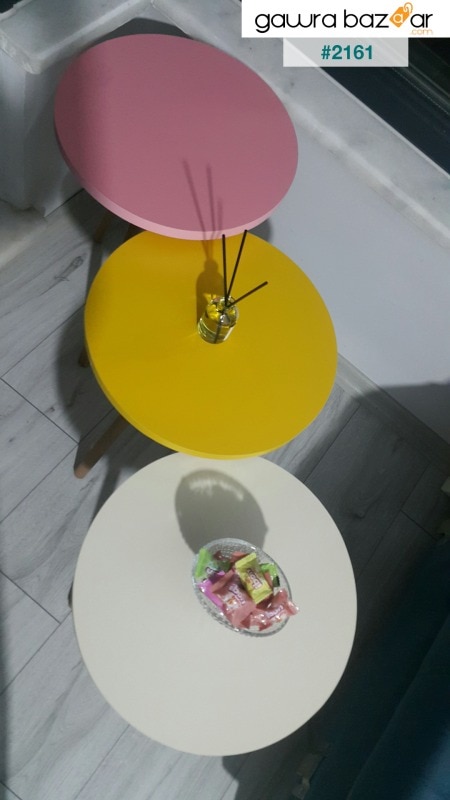 طاولة تعشيش ثلاثية ملونة بأرجل خشبية دائرية بتصميم الباستيل أصفر كريمي وردي