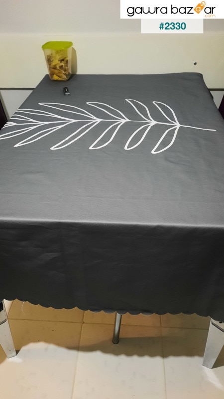 مفرش طاولة بنمط ورقة بيضاء على أرضية رمادية داكنة
