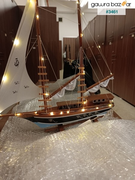 نموذج سفينة خشبية مع إضاءة إبحار كبيرة الحجم