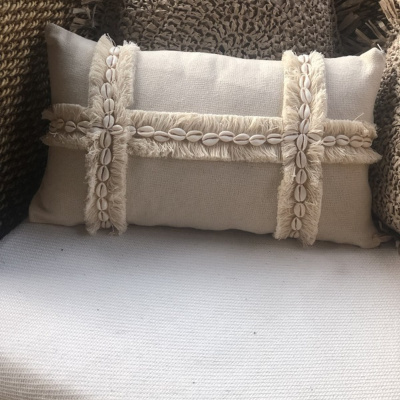 غطاء وسادة مصنوع يدويًا من الكتان صدفة البحر مطرزة بشراشيب بوهيمية من مجموعة الصيف منفردًا