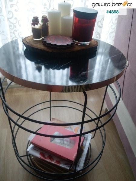 طاولة جانبية مركزية من الفولاذ الأسود مع أرجل ذهبية