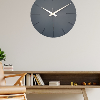 ساعة حائط خشبية مصنوعة يدويًا بتصميم خاص مزخرف 34 X 34 سم كتابات بسيطة باللون الرمادي