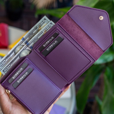 محفظة نسائية جلدية صغيرة بلون البرقوق من كولومبيا مع عيون معدنية وحامل بطاقات كبير