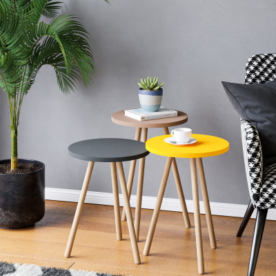 طاولة تعشيش ثلاثية ملونة بأرجل خشبية مستديرة بتصميم الباستيل رمادي أصفر كابتشينو