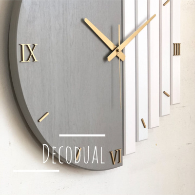 ساعة حائط مصنوعة يدويًا من الخشب الصلب 40x40 سم بلون المنك الرمادي والأبيض