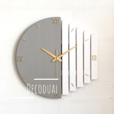 ساعة حائط مصنوعة يدويًا من الخشب الصلب 40x40 سم بلون المنك الرمادي والأبيض