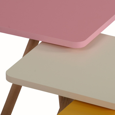 طاولة متداخلة ثلاثية ملونة بأرجل خشبية مربعة تصميم باستيل أصفر كريم وردي