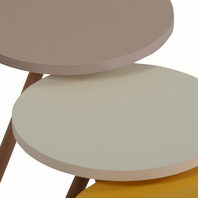 طاولة تعشيش ثلاثية ملونة ، أرجل خشبية مستديرة ، تصميم باستيل أصفر ، كابتشينو