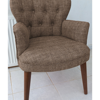 بيرجير - كرسي بذراعين مفرد - قماش كتان - أرجل خشبية - بني