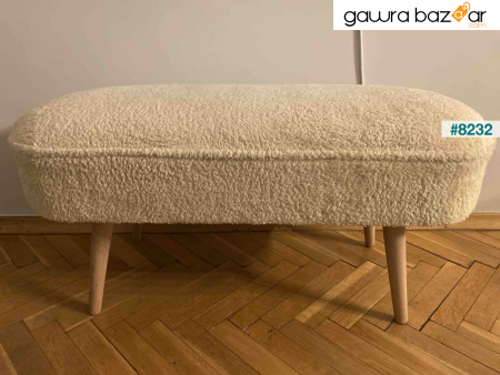 مقعد خشبي بيضاوي ذو أرجل خشبية بلون الجوز القديم مع منطقة جلوس كبيرة من قماش تيدي الكريمي
