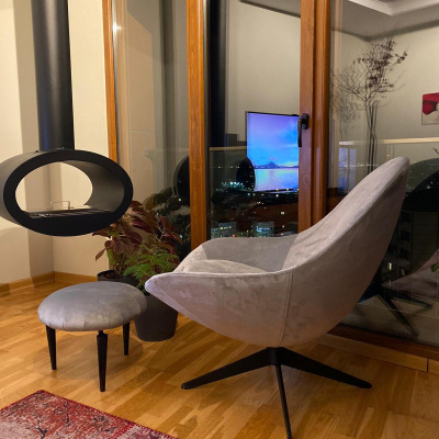 كرسي بذراعين دوار 360 درجة باللون الرمادي من روزريو