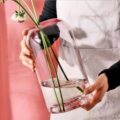 مزهرية زجاجية بسيطة باللون الوردي الشفاف
