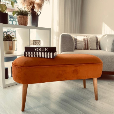 مقعد بيضاوي بتصميم خاص مع أرجل خشبية من شعاع البوق القديم ومنطقة جلوس كبيرة باللون البرتقالي