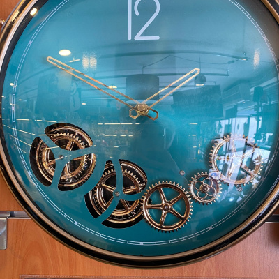 ساعة حائط عصرية أنيقة متحركة بآلية معدنية غزال
