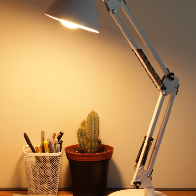 مصباح مكتب أكروبات زنبركي معدني بزاوية 360 درجة قابل للتعديل مصباح مكتبي أبيض