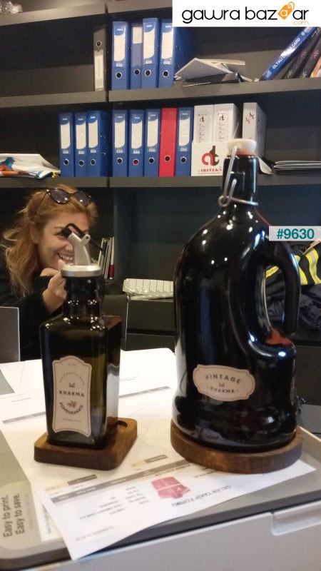طقم وعاء زيت لزجاجة زيت الزيتون الإيطالي مكون من قطعتين من العنبر الأسود مع حامل خشبي