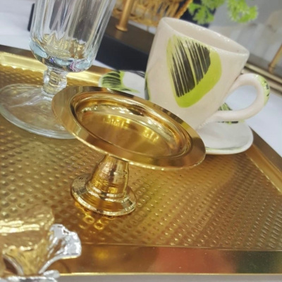 حامل معكرون مزخرف مطلي بالذهب مكون من 6 قطع بجانب القهوة يقدم حامل البهجة التركية لوكس