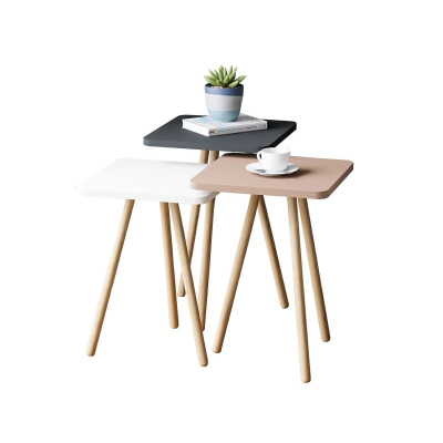 طاولة قهوة ثلاثية ملونة بأرجل خشبية وتصميم باستيل مربع باللون الرمادي والأبيض كابتشينو