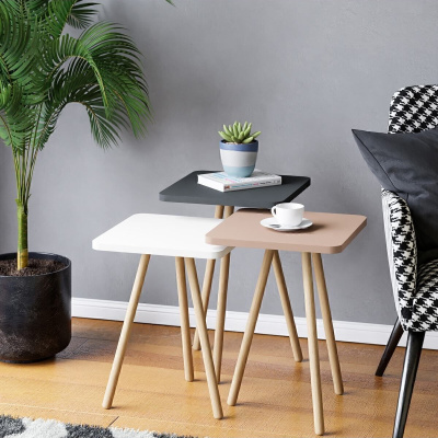 طاولة قهوة ثلاثية ملونة بأرجل خشبية وتصميم باستيل مربع باللون الرمادي والأبيض كابتشينو