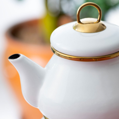 إبريق شاي كواليتا رولي بولي المينا باللون الأبيض.